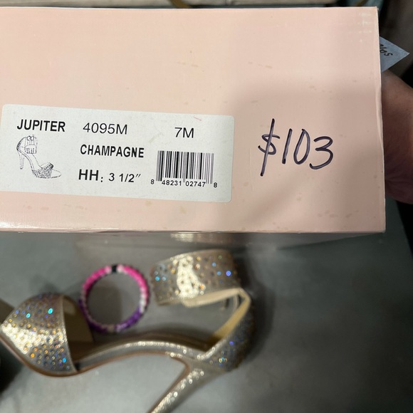 Touch Ups by Benjamin Walk 7M Heels Champagne - Picture 2 of 7